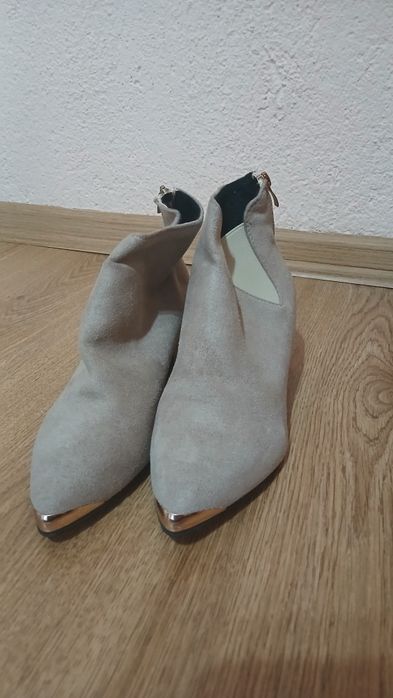 Елегантни бежови боти