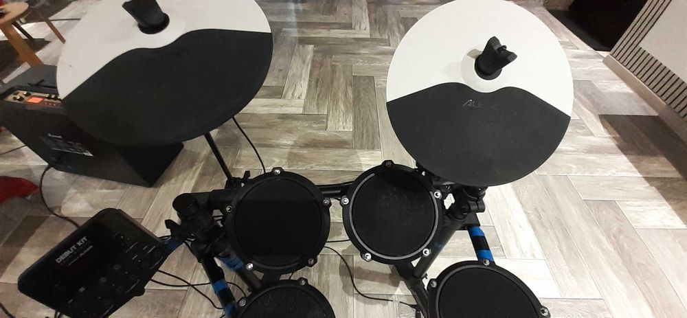 Электронные барабаны Alesis Debut Kit.