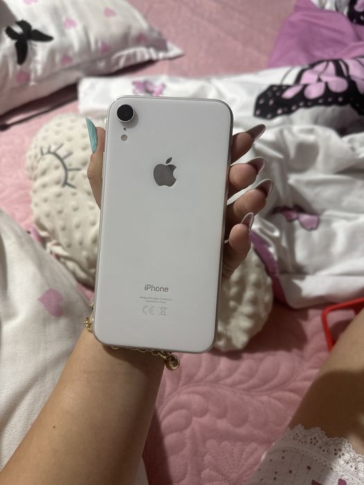 Iphone xr ,stare foarte buna ,cu folie pe el plus 3 huse