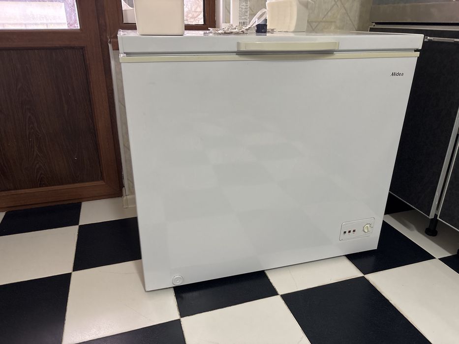 Продаю морозильный ларь Midea.
