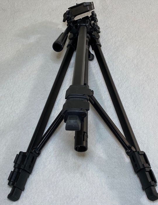 Velbon DF-40 Deluxe Tripod: Lightweight Dual-Function Tripod