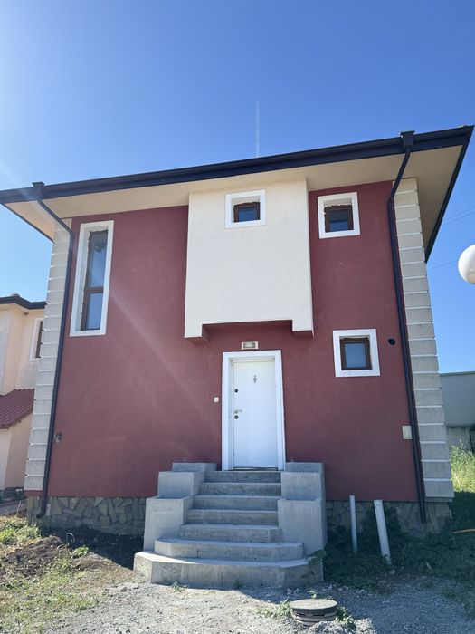 Нова Двуетажна Къща в Затворен комплекс с 300кв. двор в Гр. Търговище