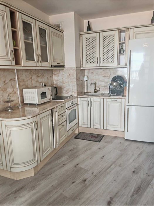 Уникален тристаен апартамент на 1 линия море