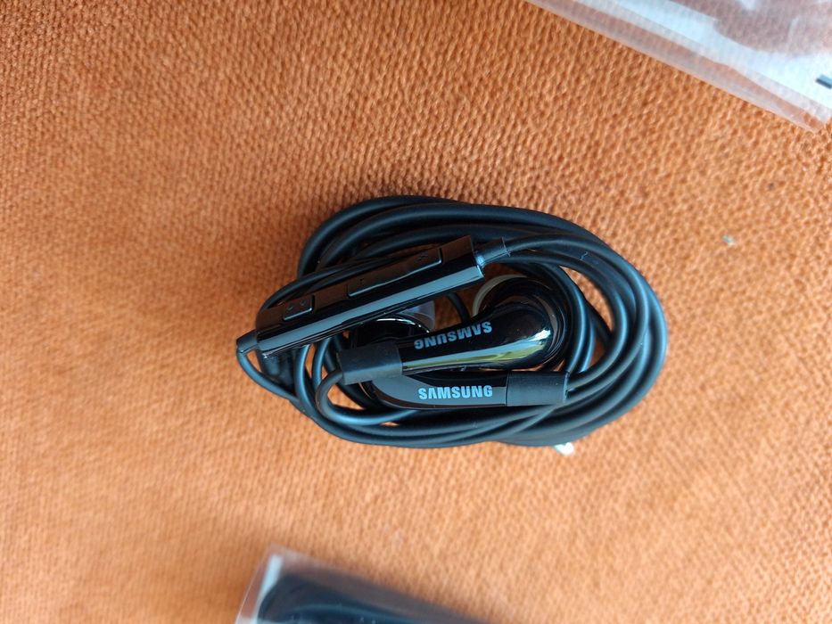 Căști hands free cu fir,  noi,  Samsung In-Ear EO-EG920 de culoare neagră, echipate cu conector Jack de 3.5 mm, microfon și telecomandă pe fir