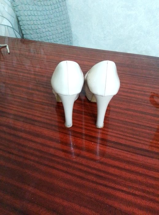 Лакированные элегантные  белые туфли продам срочно!!!