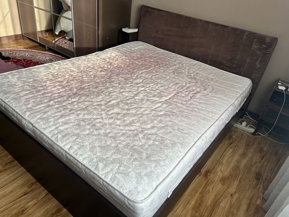 Двуспальная кровать