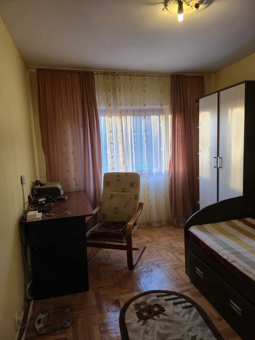 Apartament de vanzare cu 3 camere, decomandat, etaj 2, 70 mp, Zona Centrala