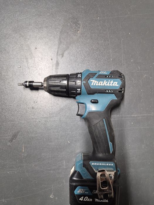 Продам шуруповерт makita df332d