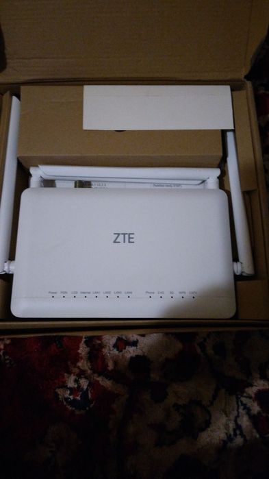 Router nou în cutie.