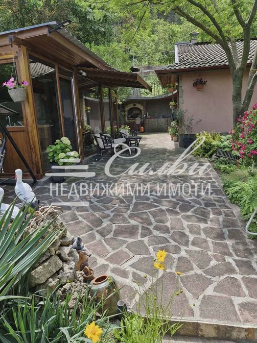 Двуетажна ТУХЛЕНА къща на ПЛОЧА с ДВОР И ГАРАЖ – кв. Пожарната.