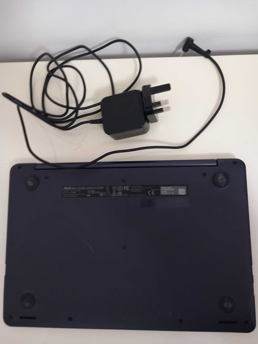 Laptop Asus E203N, 64 GB utilizat de cateva ori, practic este ca si nou.