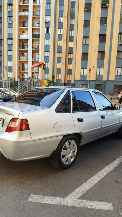 Машина Нексия 2 сотилади.