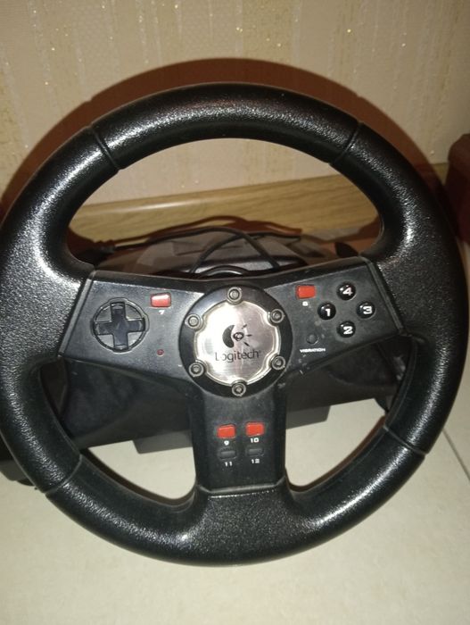 Игровой руль с педалями