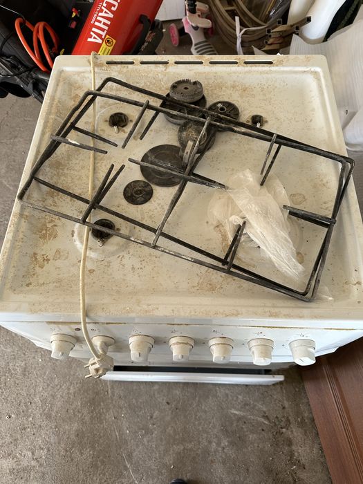 Газовая плита с духовкой.