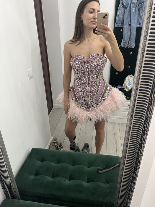 Vând rochie accesorizata cu pietre