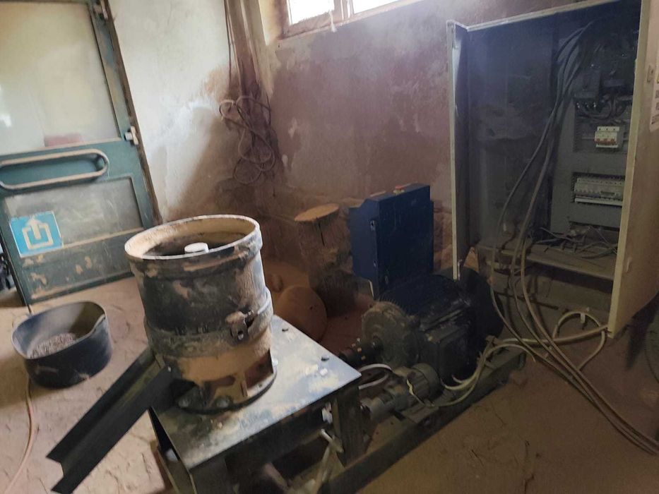 Presa peleți  motor 30 kW + panou electric inclus – stare foarte bună