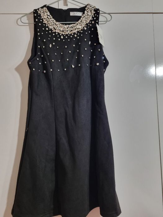 Черна рокля с камъни