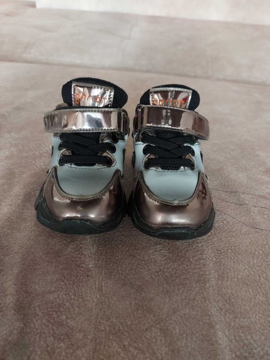 Детские кроссовки