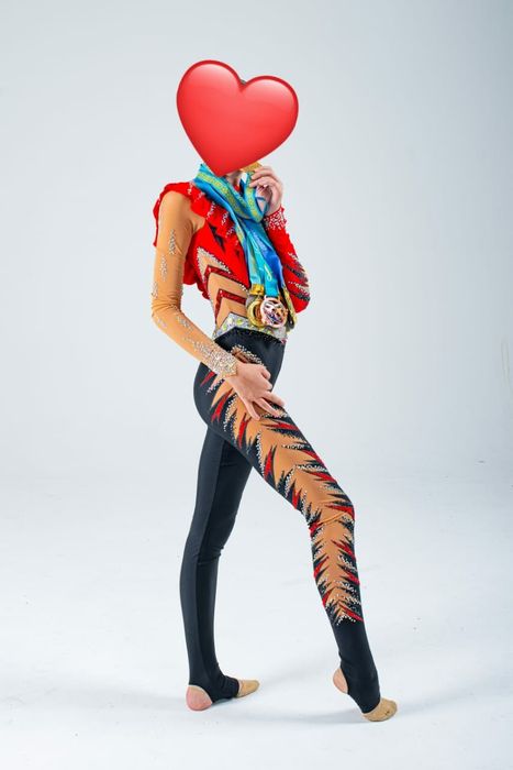 Продам купальник гимнастический.