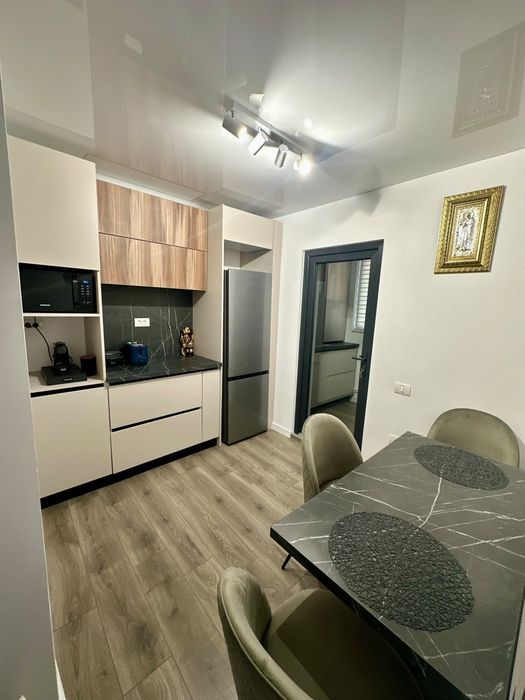 Apartament de vanzare 3 camere , decomandat -direct proprietar