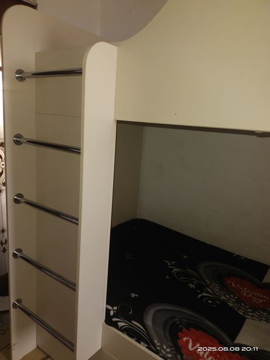 Продается  двухэтажный кровать