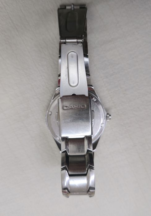 Часовник Casio edifice 100м