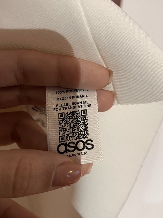 Красива бяла рокля на ASOS