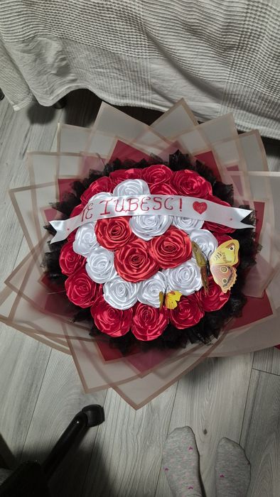 Buchete din trandafiri din satin lucrati manual