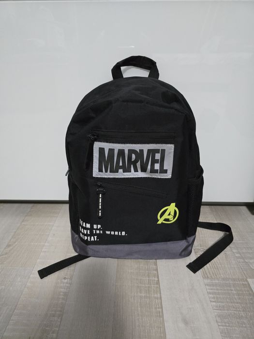 Черна ученическа Раница Marvel и тетрадки