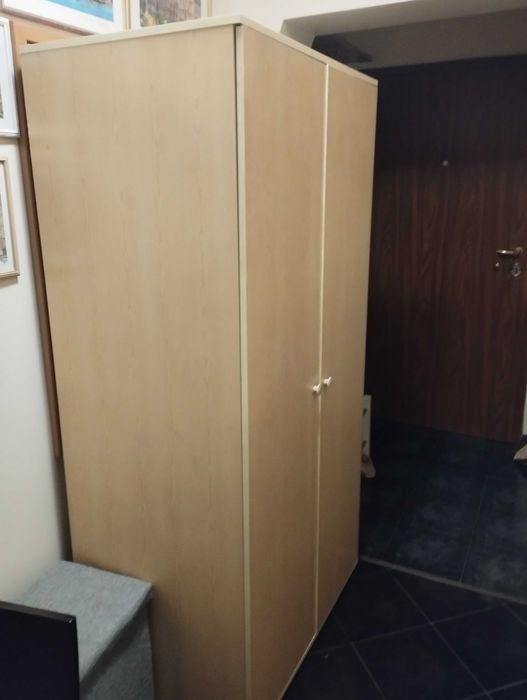 Продавам двукрил гардероб с надстройка