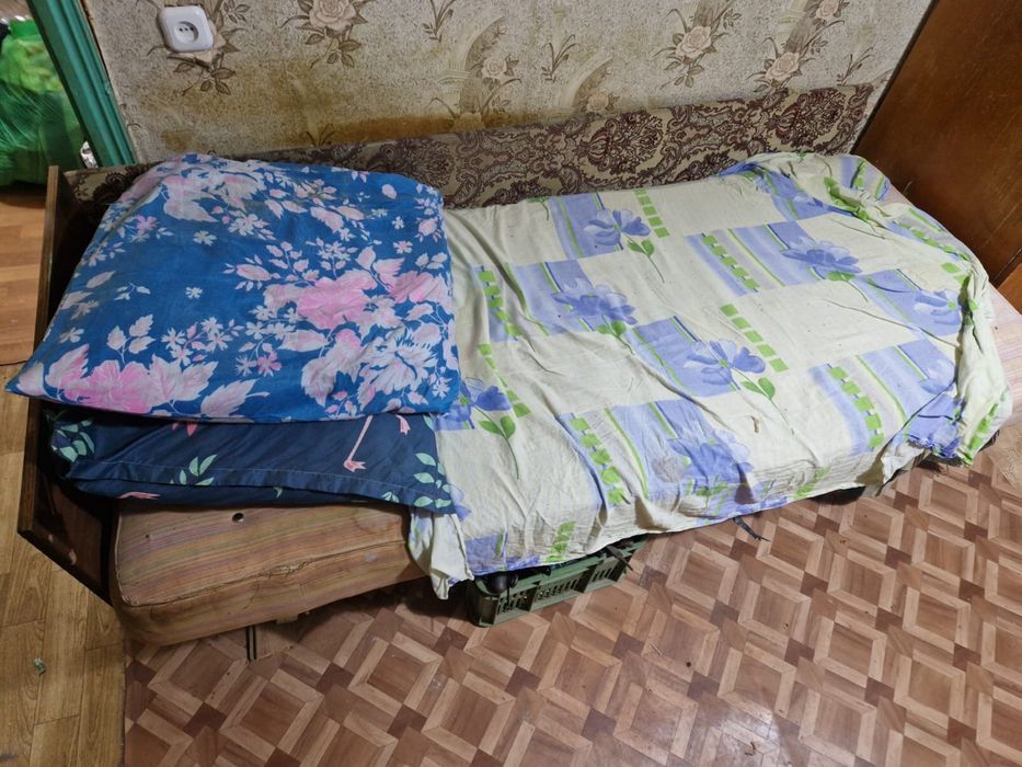 отдам срочно бесплатно шкаф тумбы кровать