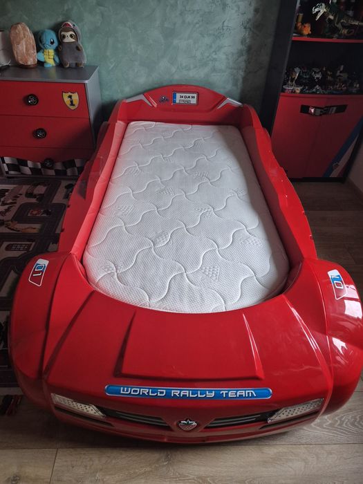 De vânzare pat formula 1. În preț este inclusa și salteaua.