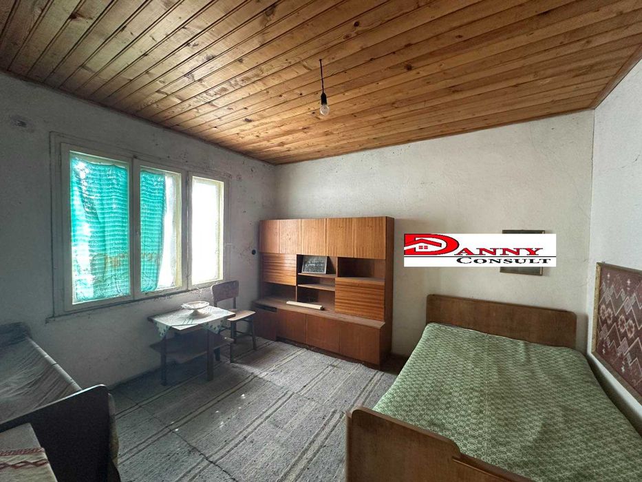 Двуетажна къща с двор и кладенец в с. Иванча