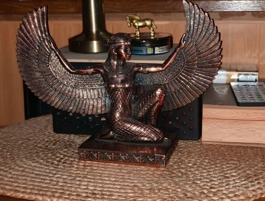 Статуетка на египетската богиня Изида.