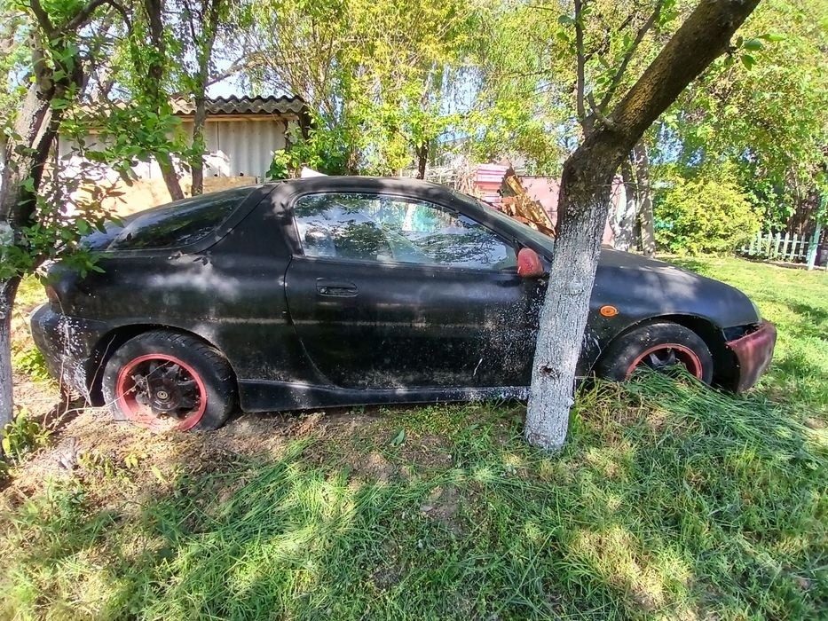 Mazda MX3, 1600 cmc, din ianuarie 1992, pentru piese sau recondiționare.Stă în curte de câțiva ani, are geamul spart