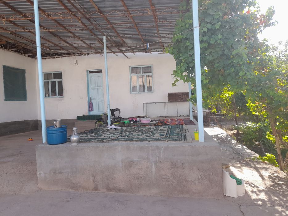 Hovli sotiladi.  Hamma  sharoiti  bor.