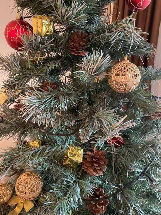 Brad artificial cu conuri naturale