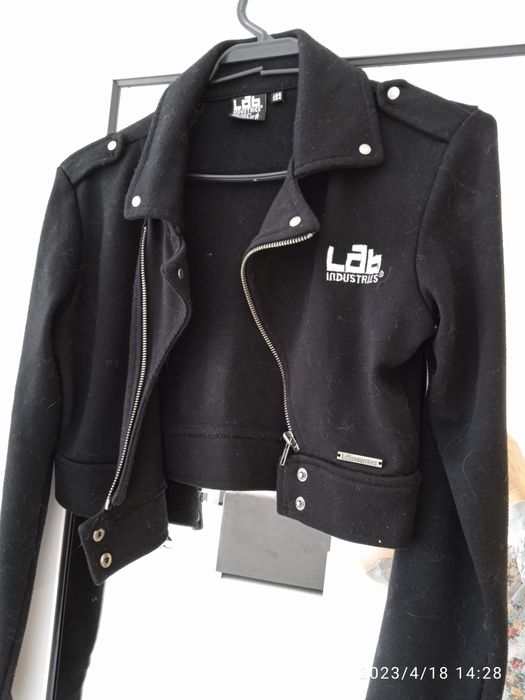 Черни якета тип сака.