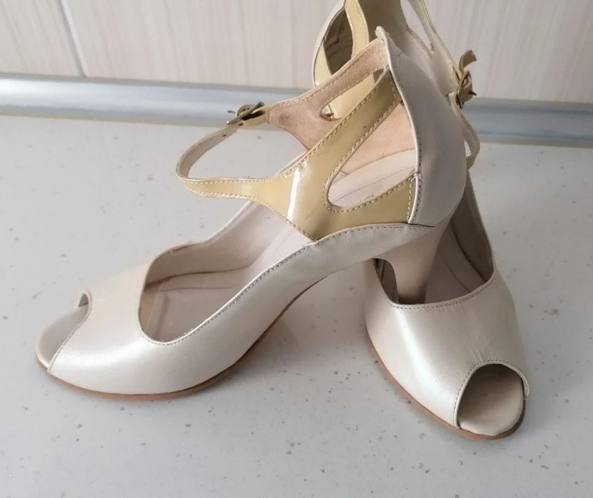 Pantofi piele mărimea 35 cu interiorul de 22.5 cm