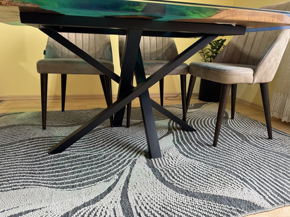 Трапезна маса от епоксидна смола и естествено дърво 150см. / 90см.