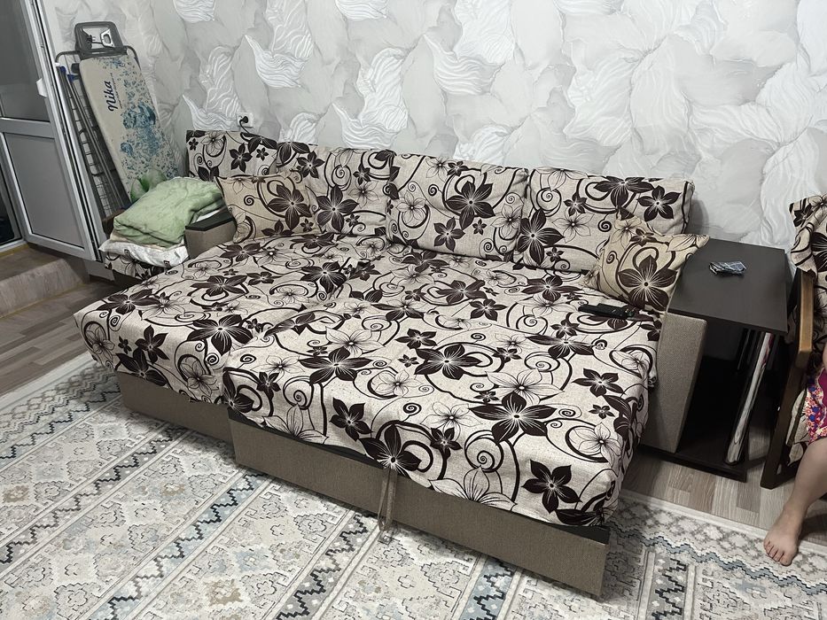 Продам диван с двумя креслами
