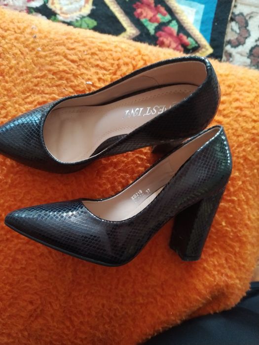 Pantofi și bocanci mărimea 37