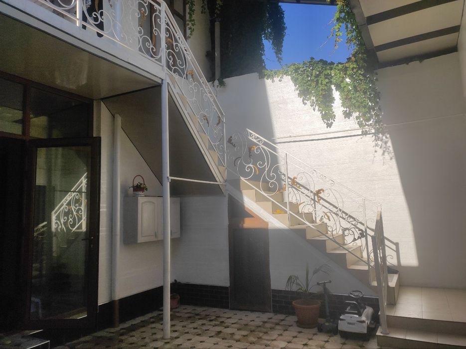 Комолон масжид йонида ховли сотилади срочнооо 2,7соту 6хона