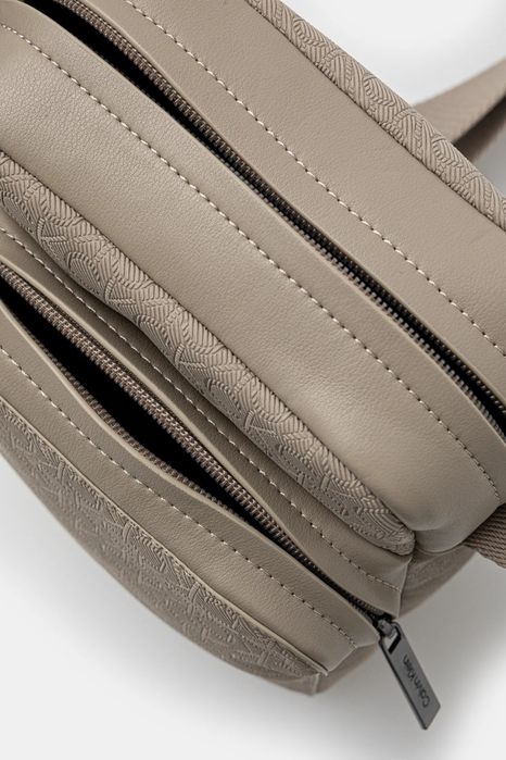 Барсетка Calvin Klein бежевая, монограммная