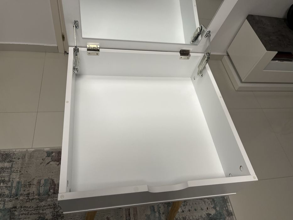 Masa machiaj cu oglinda