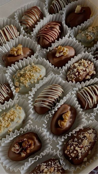 Клубника в шоколаде. Финики в шоколаде