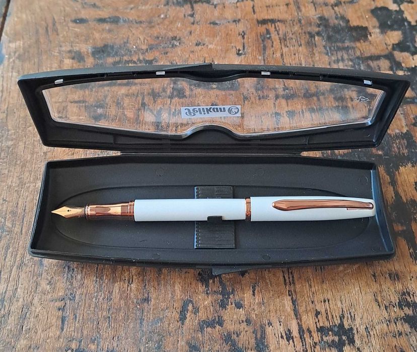 писалка Пеликан Peliкan перлено бяло и розов злато метал Peliкan Perl