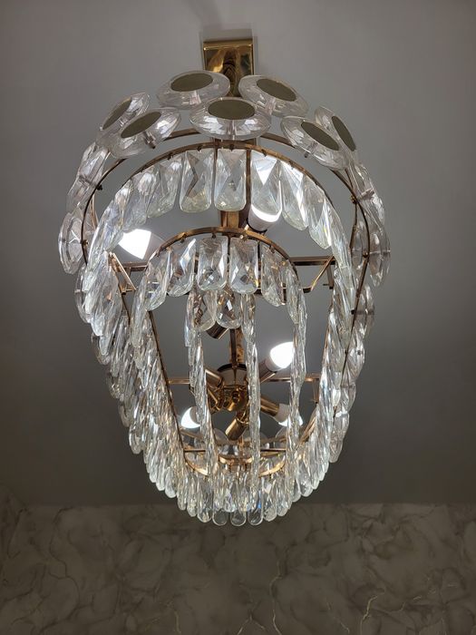 Продам люстру новую