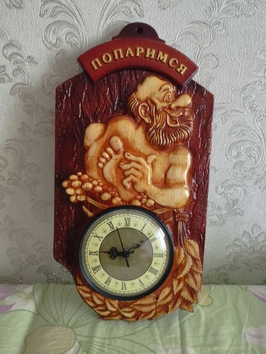 Часы в резной раме