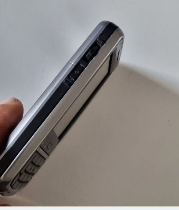 Telefon Asus cu încărcător